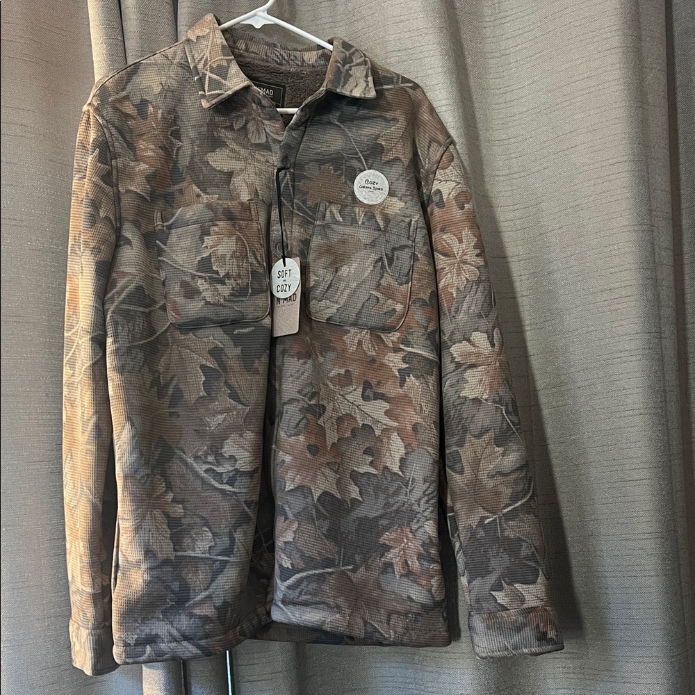 NWT Men’s Shacket, tan camo print. Sherpa  lined. Size M. Button up.
